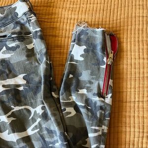 Etienne marcel camo jeans, red zipper ankle
